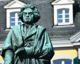Pomnik Beethovena, który mimo że był głuchy, tworzył wspaniałą muzykę. Patrzy z powagą na świat.