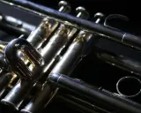 Błyszcząca, metalowa trąbka instrument, z widocznymi zaworami i rurkami, gotowa do wydobycia pięknych dźwięków.