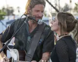 Bradley Cooper i Lady Gaga śpiewają "Shallow" na koncercie. Ona patrzy na niego z czułością, on gra na gitarze.