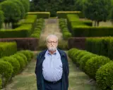 Krzysztof Penderecki w otoczeniu geometrycznych ogrodów. Ciekawostki o jego życiu i twórczości mogą zaskoczyć.