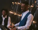 Dwóch mężczyzn gra na keyboardzie. Jeden z nich, w okularach, tworzy akordy, które brzmią jak dominanta septymowa, a drugi słucha w tle.