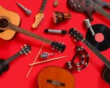Instrumenty muzyczne, w tym gitary, mikrofony i bębenek, gotowe do zagrania czeskiej muzyki.
