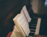 Nuty na fortepianie, nuty wskazują na płynne, legato w muzyce.