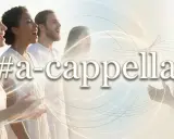 Grupa ludzi śpiewa w harmonii, tworząc piękny śpiew bez akompaniamentu. #a-cappella.