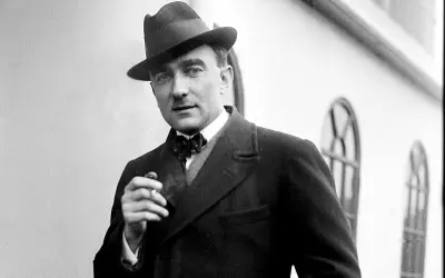 Elegancki mężczyzna w kapeluszu i muszce, palący papierosa. Może to Karol Szymanowski, który marzy o swoich dzieciach.