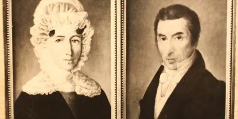 Portrety rodziców Fryderyka Chopina: matki Ludwiki z domu z koronkowym czepcem i ojca Mikołaja w eleganckim stroju.