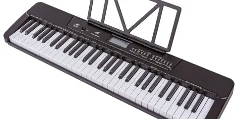 Czarny keyboard z 61 klawiszami i stojakiem na nuty. Widoczny opis klawiszy na keyboardzie 61 klawiszy, przycisków funkcyjnych i wyświetlacza.