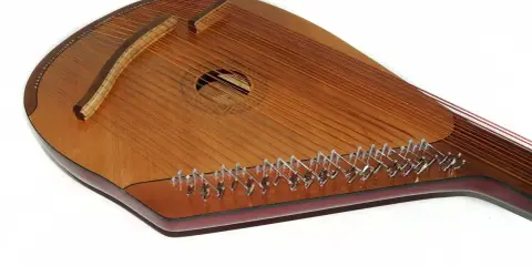 Drewniana cyfra z licznymi strunami, zastanawiasz się, ile strun ma harfa? Ten instrument ma ich kilkadziesiąt.