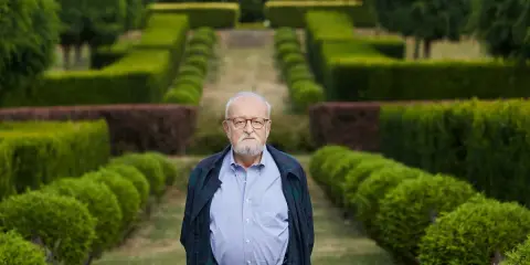 Krzysztof Penderecki w otoczeniu geometrycznych ogrodów. Ciekawostki o jego życiu i twórczości mogą zaskoczyć.