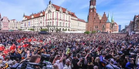 Tysiące gitarzystów na Rynku we Wrocławiu, próba pobicia gitarowego rekordu świata.