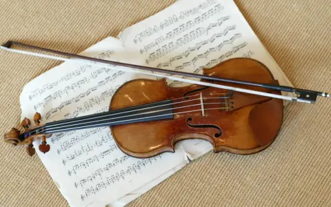 Stradivarius instrument leży na nutach, gotowy do gry.