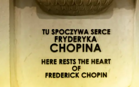 Tu spoczywa serce Fryderyka Chopina. Miejsce, gdzie zmarł Fryderyk Chopin, upamiętnione napisem.