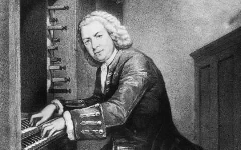 Johann Sebastian Bach, mistrz klawiatury, grający na organach. Jego dłonie spoczywają na klawiszach, a wzrok skierowany jest w stronę widza.