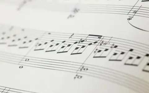 Zapis nutowy, który tworzy harmonijne głosy w chórze.