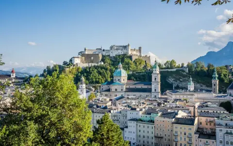 Widok na miasto Mozarta z górującym nad nim zamkiem Hohensalzburg i barokową katedrą.