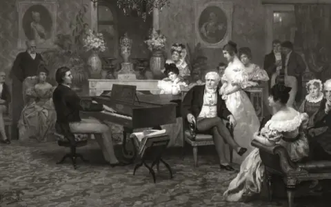 Chopin gra na fortepianie w salonie, otoczony gośćmi. Może to scena, która skłoniła go do myśli, dlaczego Chopin wyjechał z Polski.