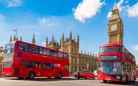 Czerwone autobusy w Londynie, Big Ben i Parlament. Słychać hymn Wielkiej Brytanii.