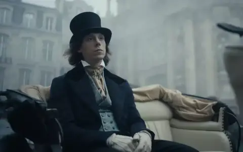 Młody Fryderyk Chopin w cylindrze i eleganckim stroju podróżuje dorożką. Zapowiedź filmu dla dzieci o jego życiu.