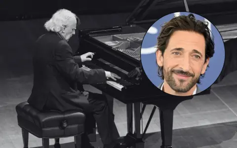 Adrien Brody, twórca muzyki do pianisty, w kadrze z wirtuozem przy fortepianie.