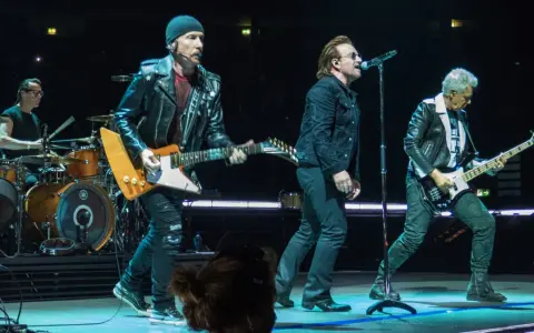 Bono śpiewa, The Edge gra na gitarze, a Adam Clayton na basie. Ich piosenki o wojnie poruszają tłumy.