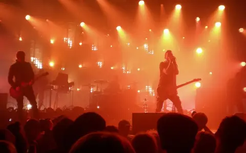 Koncertowa scena w pomarańczowych światłach. Wokalista śpiewa, gitarzysta gra. To musi być ich żółta piosenka!