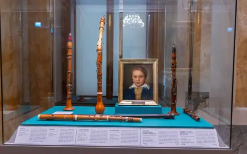 Portret młodego Beethovena i instrumenty muzyczne, które mogły być związane z miejscem urodzenia Ludwika van Beethovena.