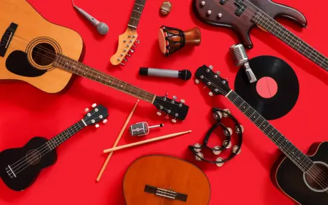 Instrumenty muzyczne, w tym gitary, mikrofony i bębenek, gotowe do zagrania czeskiej muzyki.