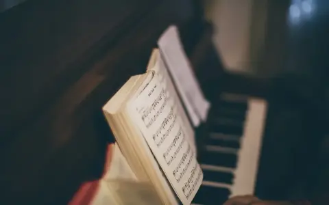 Nuty na fortepianie, nuty wskazują na płynne, legato w muzyce.