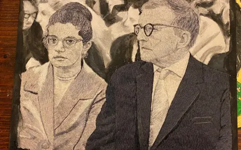 Portret Niny i Dmitrija Szostakowicza. Ona w okularach i perle, on w garniturze, patrzą w różne strony.