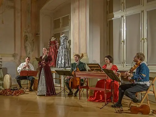 Zespół wykonuje muzykę barokową, być może inspirowaną Henrym Purcellem. Występują w historycznych strojach, z instrumentami smyczkowymi i klawiszowymi.