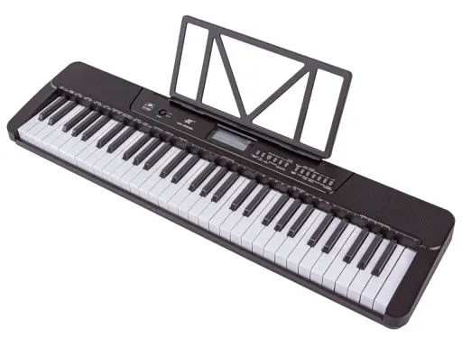 Czarny keyboard z 61 klawiszami i stojakiem na nuty. Widoczny opis klawiszy na keyboardzie 61 klawiszy, przycisków funkcyjnych i wyświetlacza.