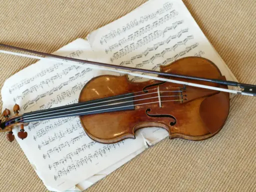 Stradivarius instrument leży na nutach, gotowy do gry.