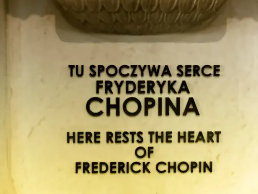 Tu spoczywa serce Fryderyka Chopina. Miejsce, gdzie zmarł Fryderyk Chopin, upamiętnione napisem.