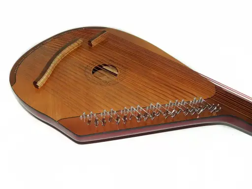 Drewniana cyfra z licznymi strunami, zastanawiasz się, ile strun ma harfa? Ten instrument ma ich kilkadziesiąt.