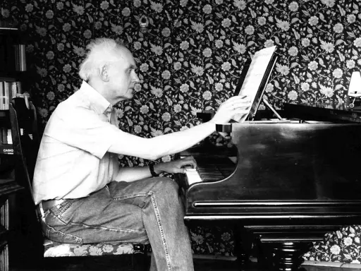 Wojciech Kilar, syn kompozytora, gra na pianinie.
