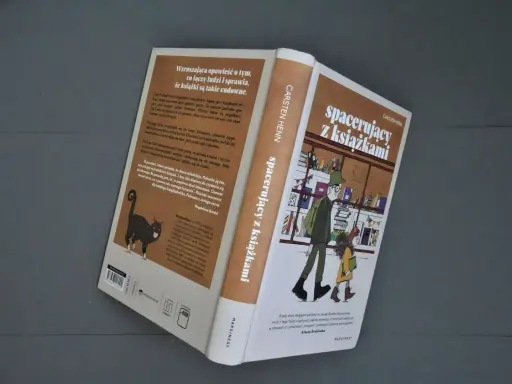 Książka "Spacerujący z książkami" Carstena Henna. Opowieść o tym, jak leczenie muzyką i książkami wpływa na ludzi.