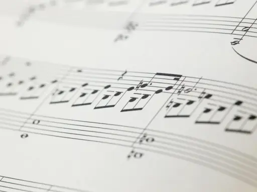 Zapis nutowy, który tworzy harmonijne głosy w chórze.