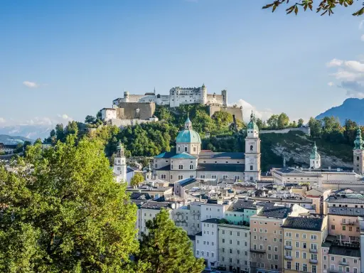 Widok na miasto Mozarta z górującym nad nim zamkiem Hohensalzburg i barokową katedrą.