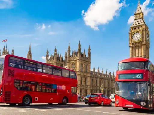 Czerwone autobusy w Londynie, Big Ben i Parlament. Słychać hymn Wielkiej Brytanii.