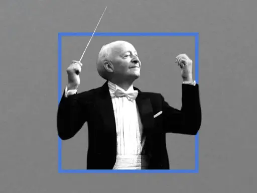 Witold Lutosławski, kompozytor, dyryguje orkiestrą w eleganckim fraku.