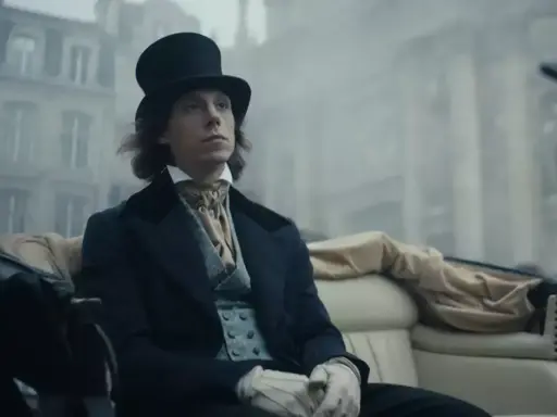 Młody Fryderyk Chopin w cylindrze i eleganckim stroju podróżuje dorożką. Zapowiedź filmu dla dzieci o jego życiu.