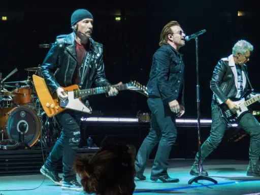 Bono śpiewa, The Edge gra na gitarze, a Adam Clayton na basie. Ich piosenki o wojnie poruszają tłumy.