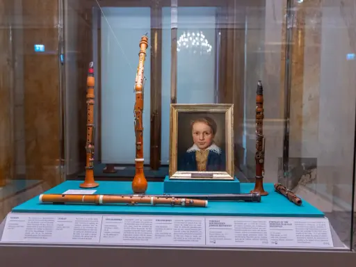 Portret młodego Beethovena i instrumenty muzyczne, które mogły być związane z miejscem urodzenia Ludwika van Beethovena.
