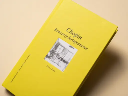 Żółta okładka książki "Chopin. Koncerty fortepianowe" autorstwa Johna Rinka. Dowiadujemy się z niej, ile koncertów skomponował Fryderyk Chopin.