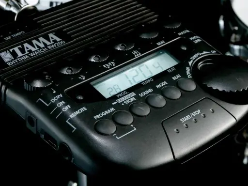 Czarny metronom do gitary Tama Rhythm Watch RW200 z cyfrowym wyświetlaczem i przyciskami do ustawiania tempa i rytmu.
