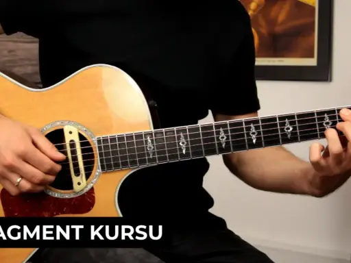 Fragment kursu: czy gra na gitarze jest trudna? Ręka na gryfie, palce układają akord.