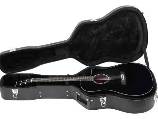 Czarna gitara akustyczna w otwartym, wyściełanym futerale. Gotowa do podróży i tworzenia muzyki.
