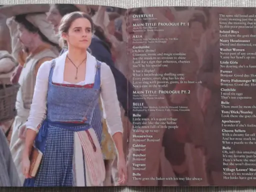 Piękna i Bestia muzyka: Belle w swojej wiosce, otoczona ludźmi i listą piosenek z filmu.