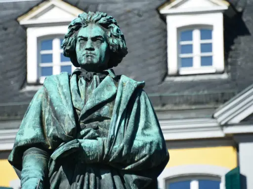 Pomnik Beethovena, który mimo że był głuchy, tworzył wspaniałą muzykę. Patrzy z powagą na świat.