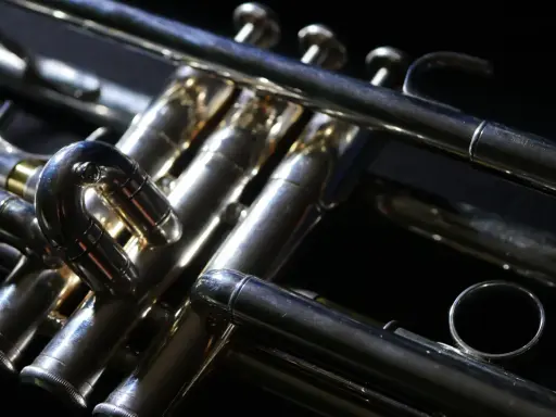 Błyszcząca, metalowa trąbka instrument, z widocznymi zaworami i rurkami, gotowa do wydobycia pięknych dźwięków.